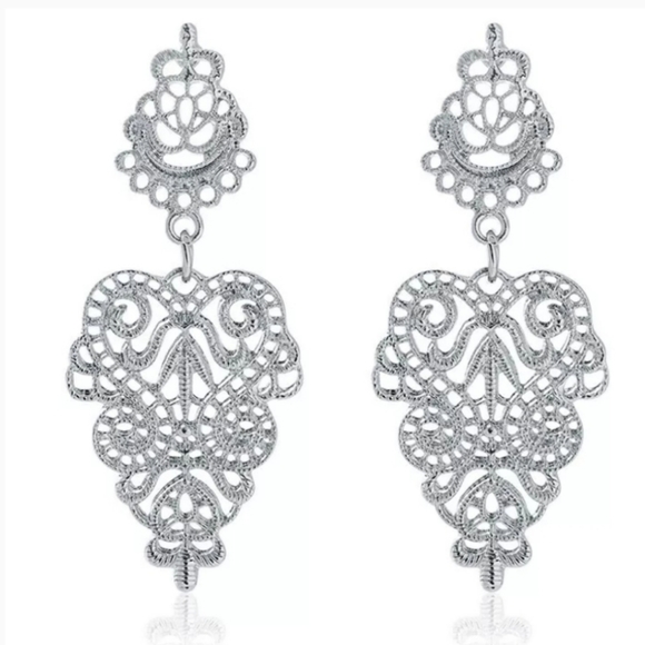 4/$25❤Beautiful Chandelier Earrings - Silver - Picture 2 of 3
